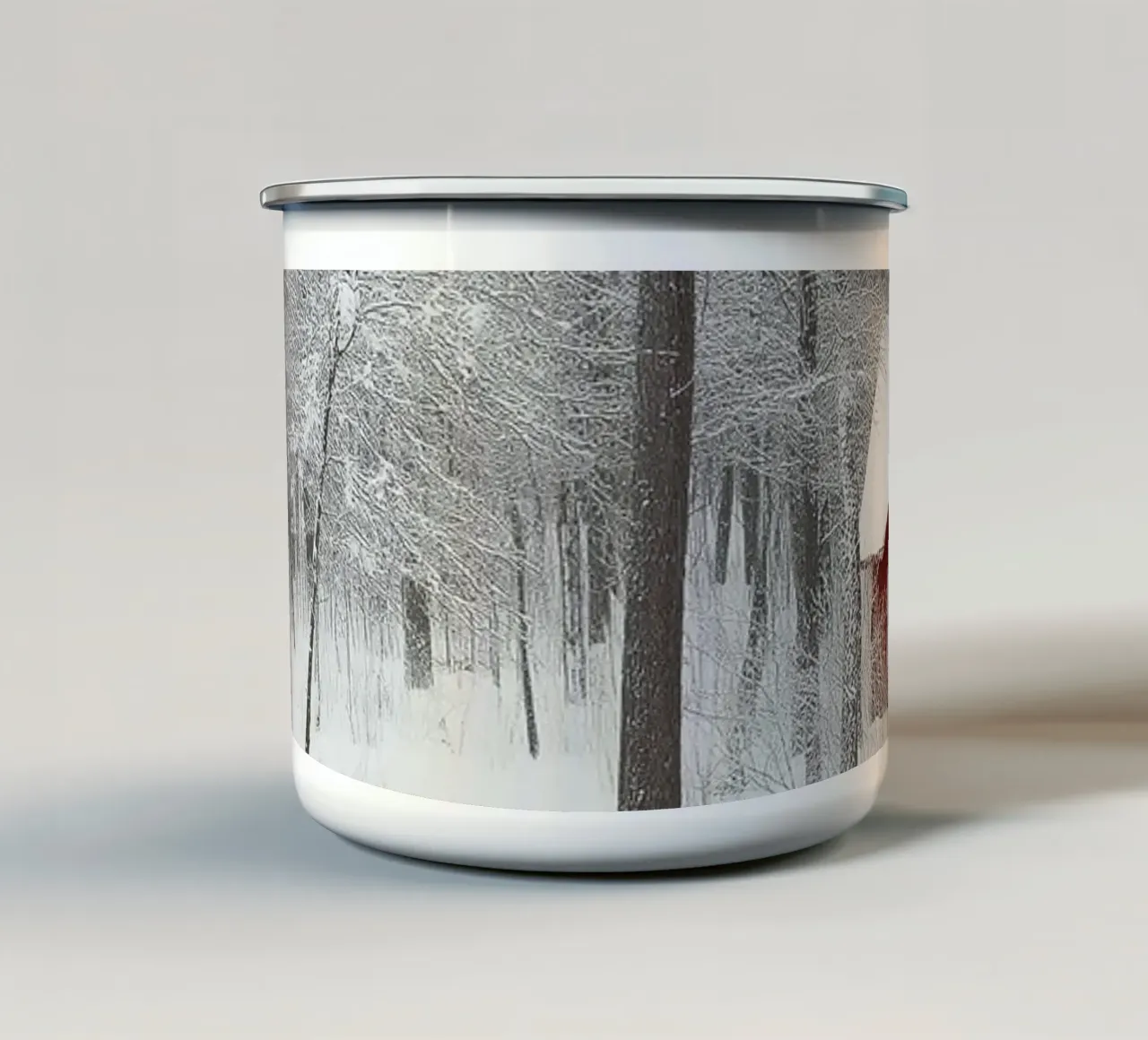 Red Cabin Winter - Una tranquilla scena di neve tazza in smalto da Christmas Vibes 2025