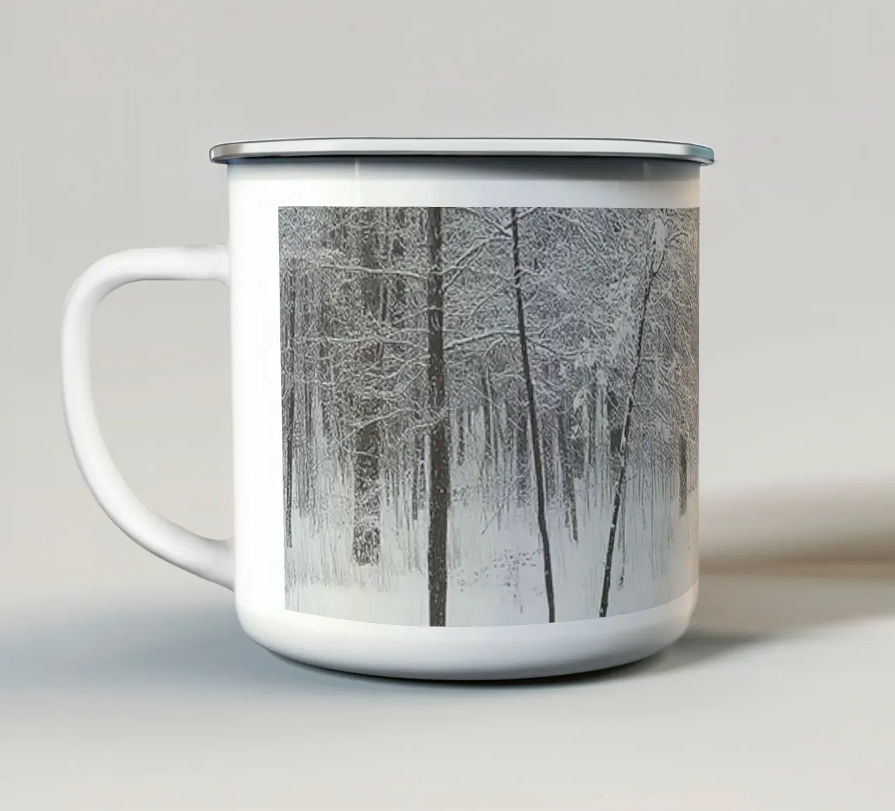 Red Cabin Winter - Una tranquilla scena di neve tazza in smalto da Christmas Vibes 2025