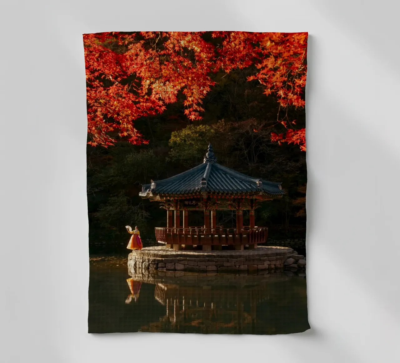 Pavillon de l'érable d'automne en Corée du Sud torchon de mbgraphx2