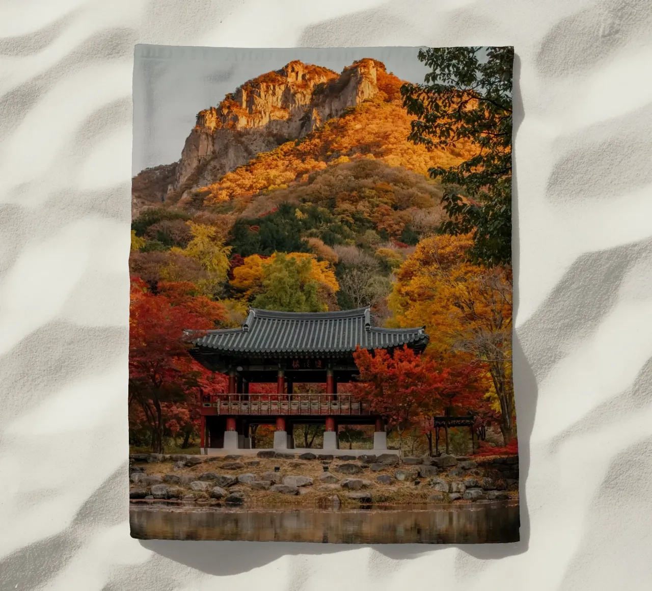 Tempio della Montagna d'Autunno in Corea del Sud telo mare da mbgraphx2