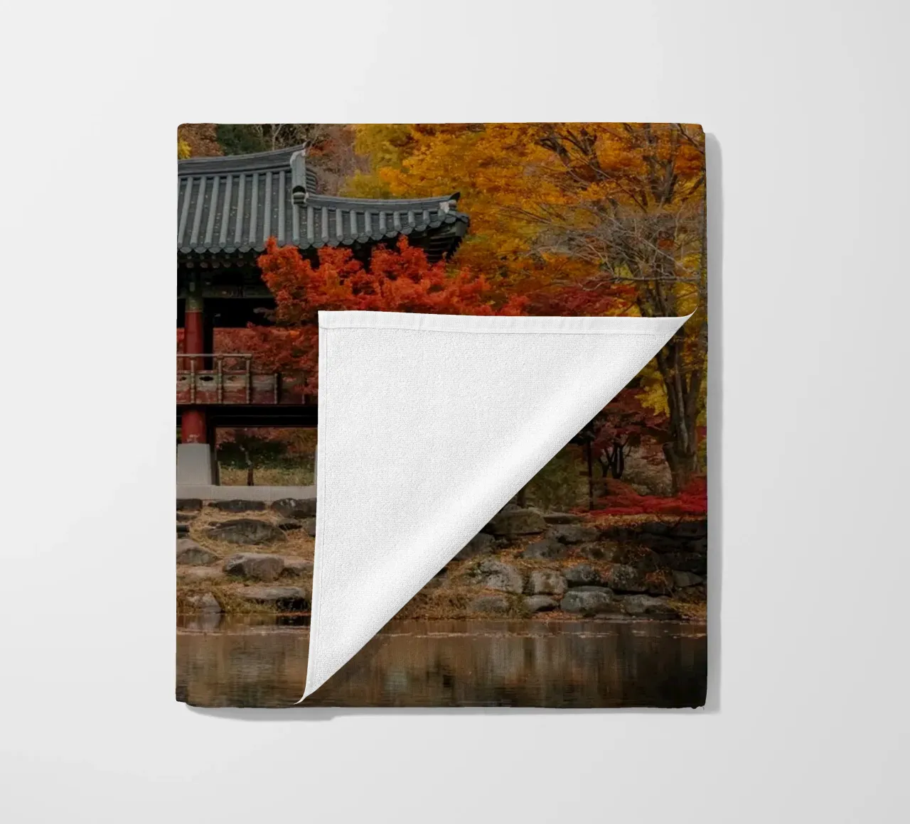 Tempio della Montagna d'Autunno in Corea del Sud telo mare da mbgraphx2