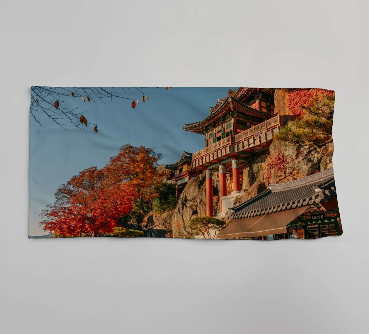 Tempio della Montagna d'Autunno in Corea del Sud asciugamano da bagno da mbgraphx2