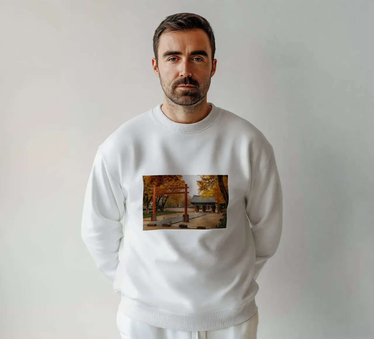 Tempel in de herfst in Jeonju, Zuid-Korea sweatshirt van mbgraphx2