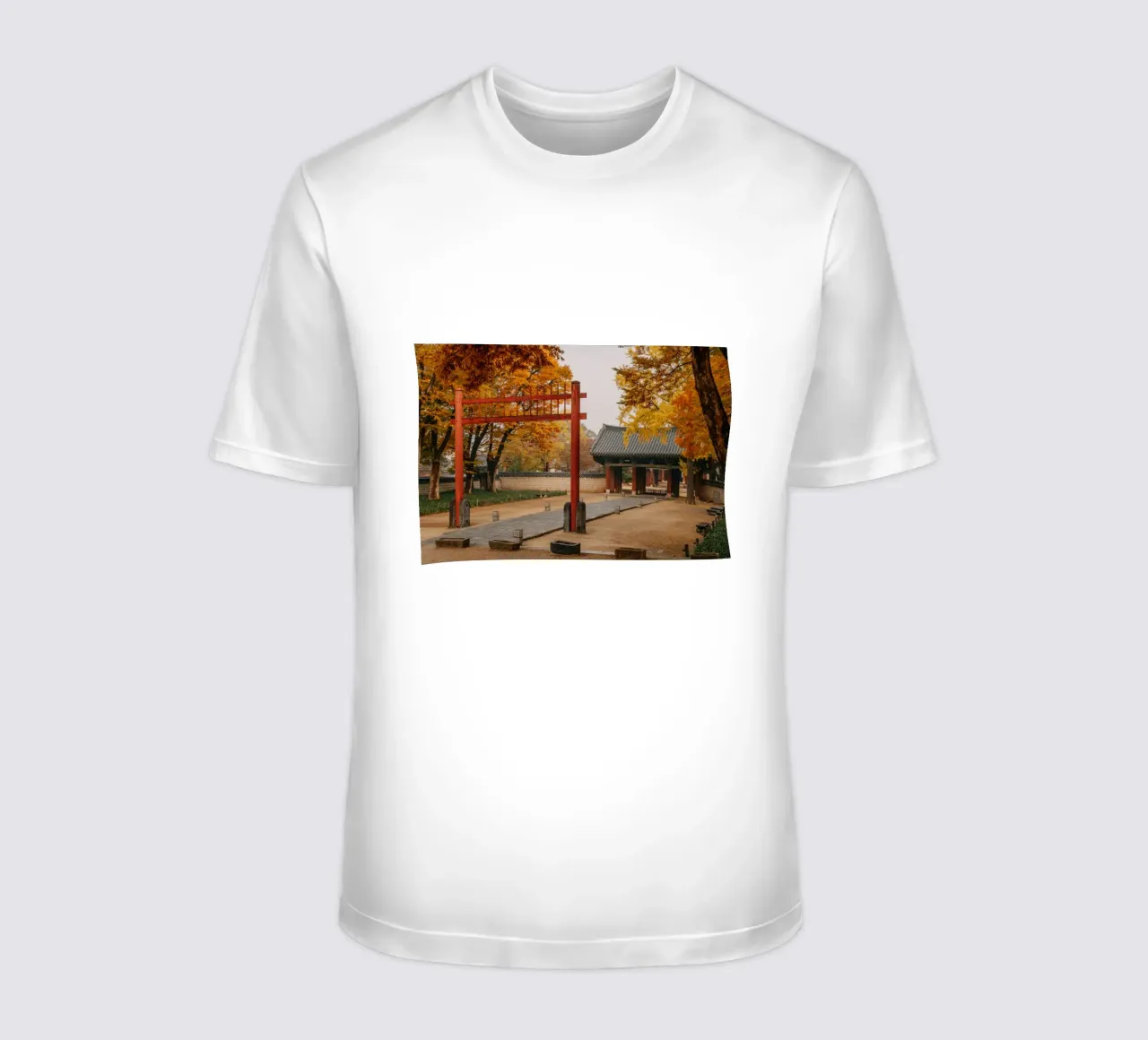 Tempio in autunno a Jeonju, Corea del Sud t-shirt da mbgraphx2