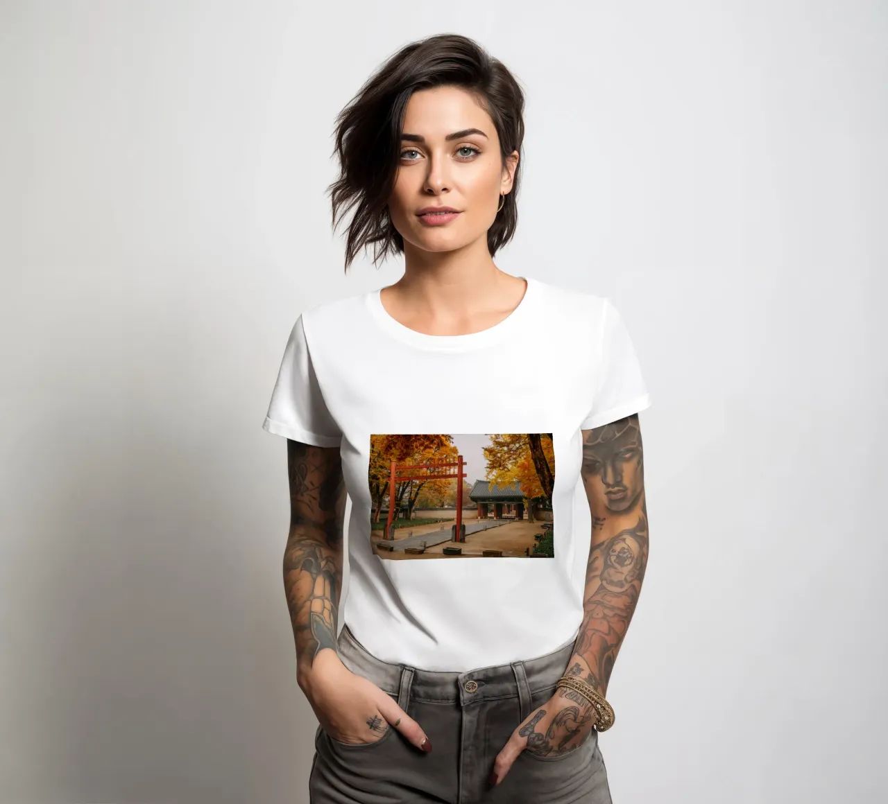 Tempio in autunno a Jeonju, Corea del Sud t-shirt da donna da mbgraphx2