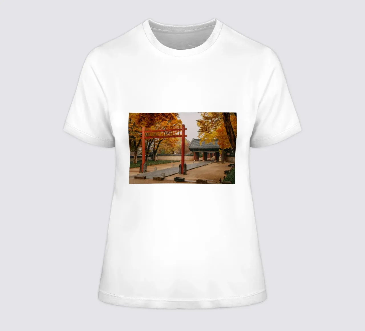 Tempio in autunno a Jeonju, Corea del Sud t-shirt da donna da mbgraphx2