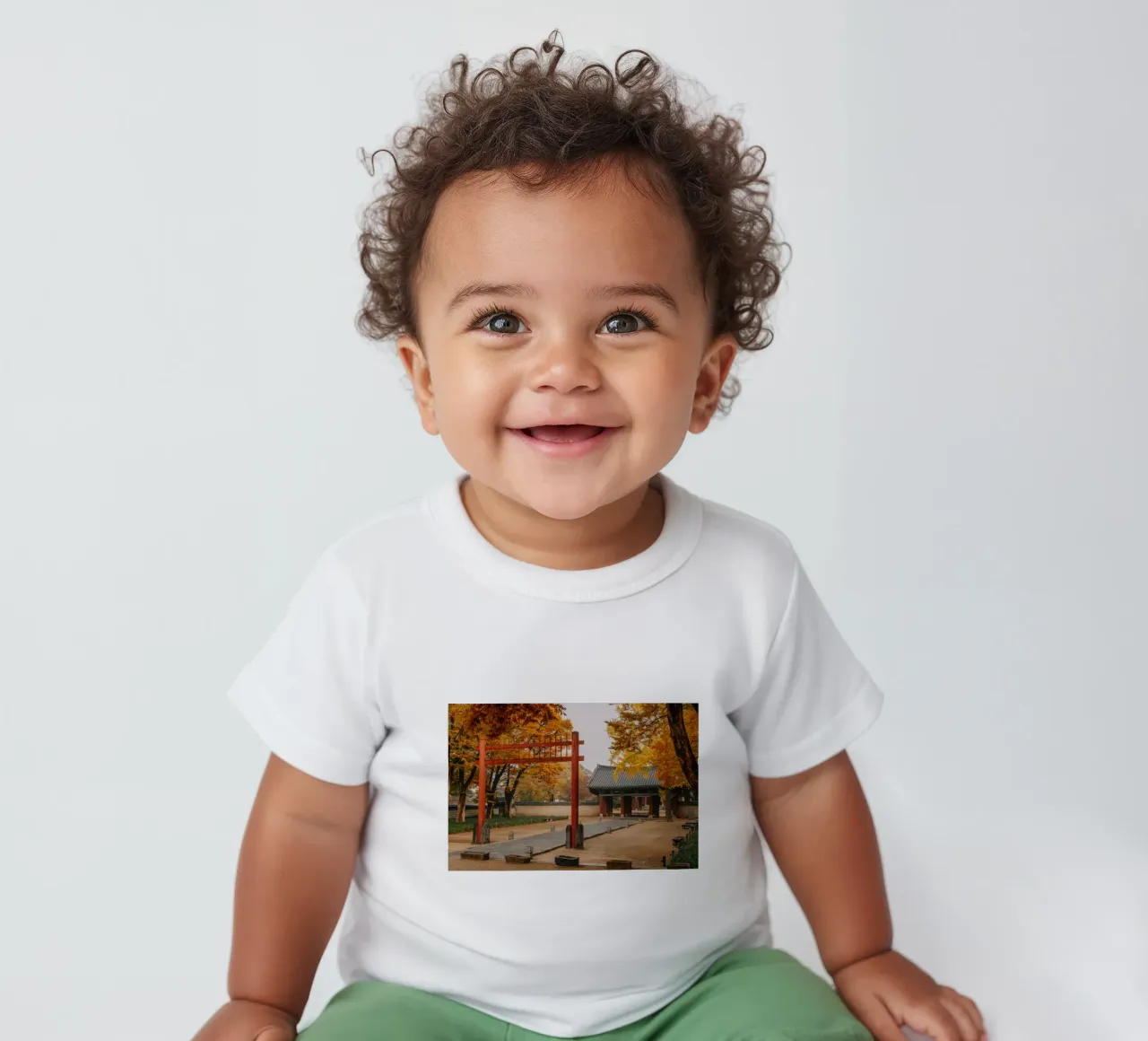 Tempio in autunno a Jeonju, Corea del Sud maglietta neonato da mbgraphx2