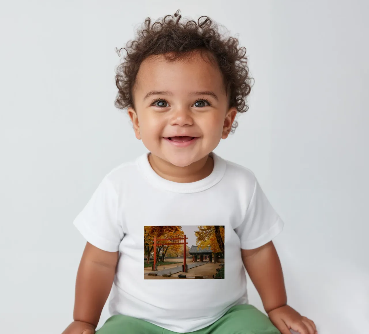 Tempio in autunno a Jeonju, Corea del Sud maglietta neonato da mbgraphx2