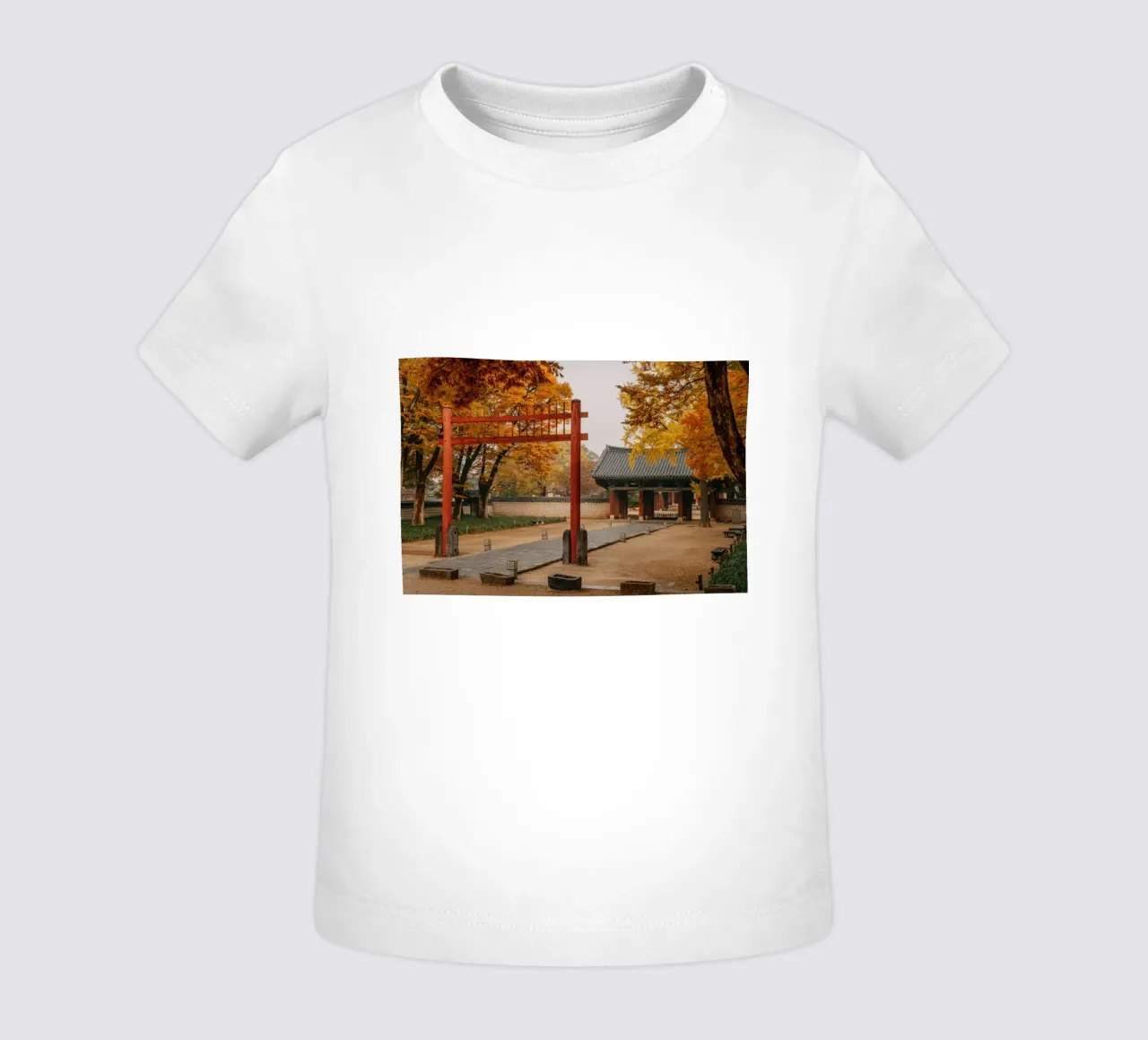 Tempio in autunno a Jeonju, Corea del Sud maglietta neonato da mbgraphx2