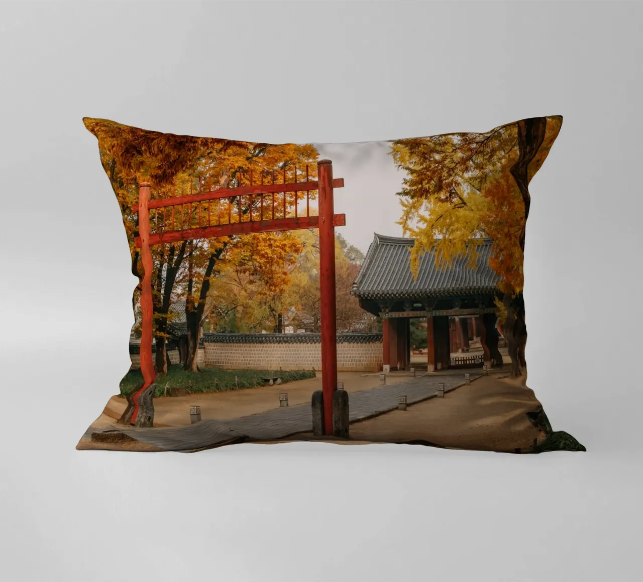 Tempio in autunno a Jeonju, Corea del Sud cuscino da mbgraphx2