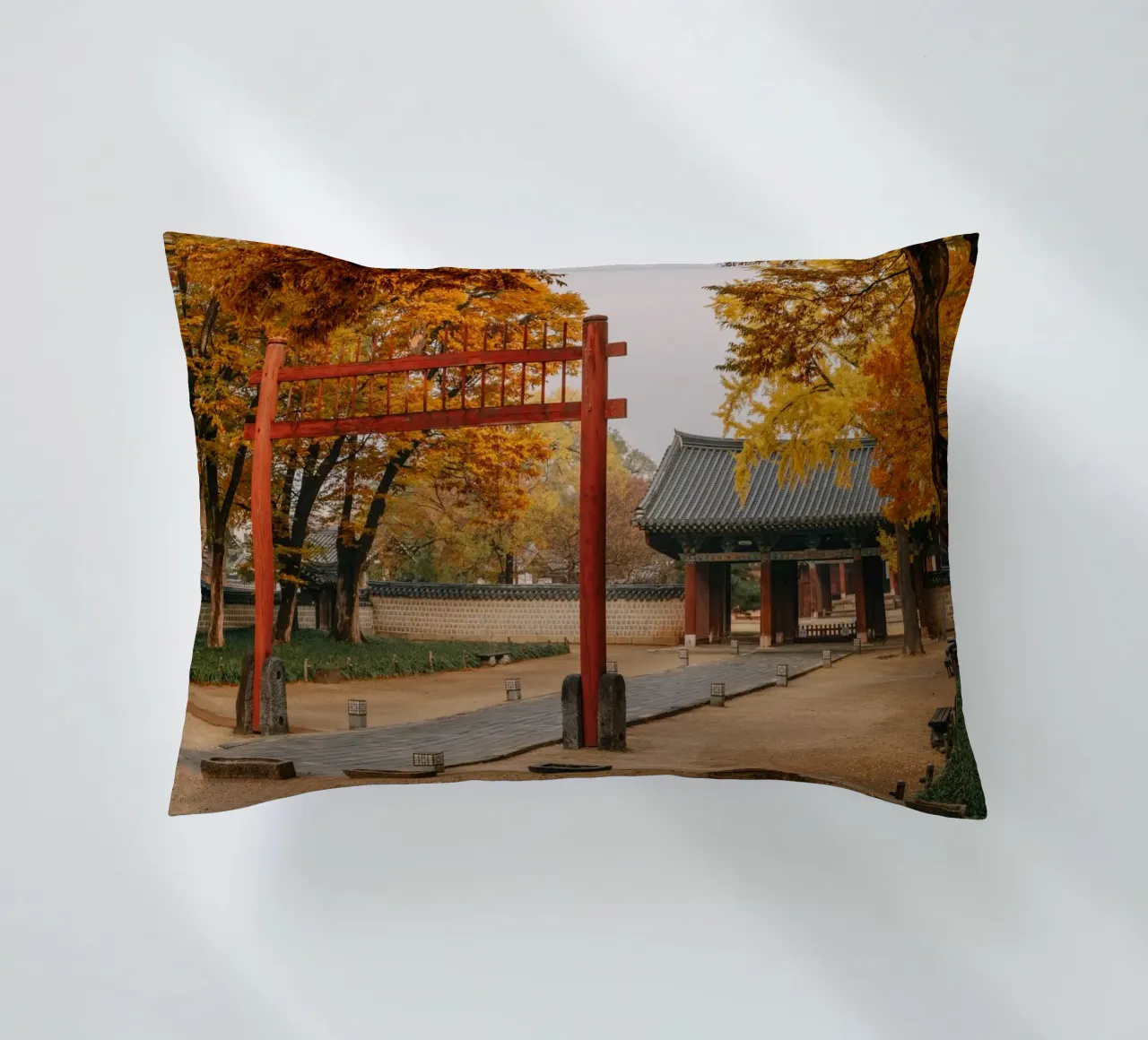 Tempio in autunno a Jeonju, Corea del Sud cuscino da mbgraphx2