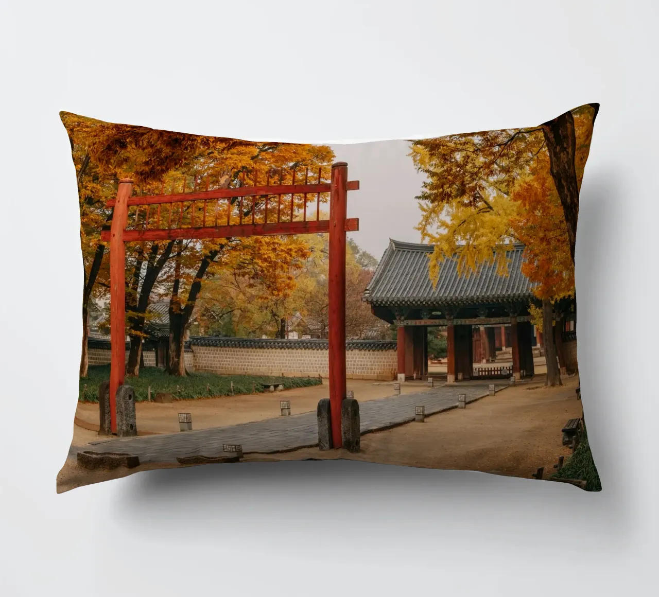 Tempio in autunno a Jeonju, Corea del Sud cuscino da mbgraphx2
