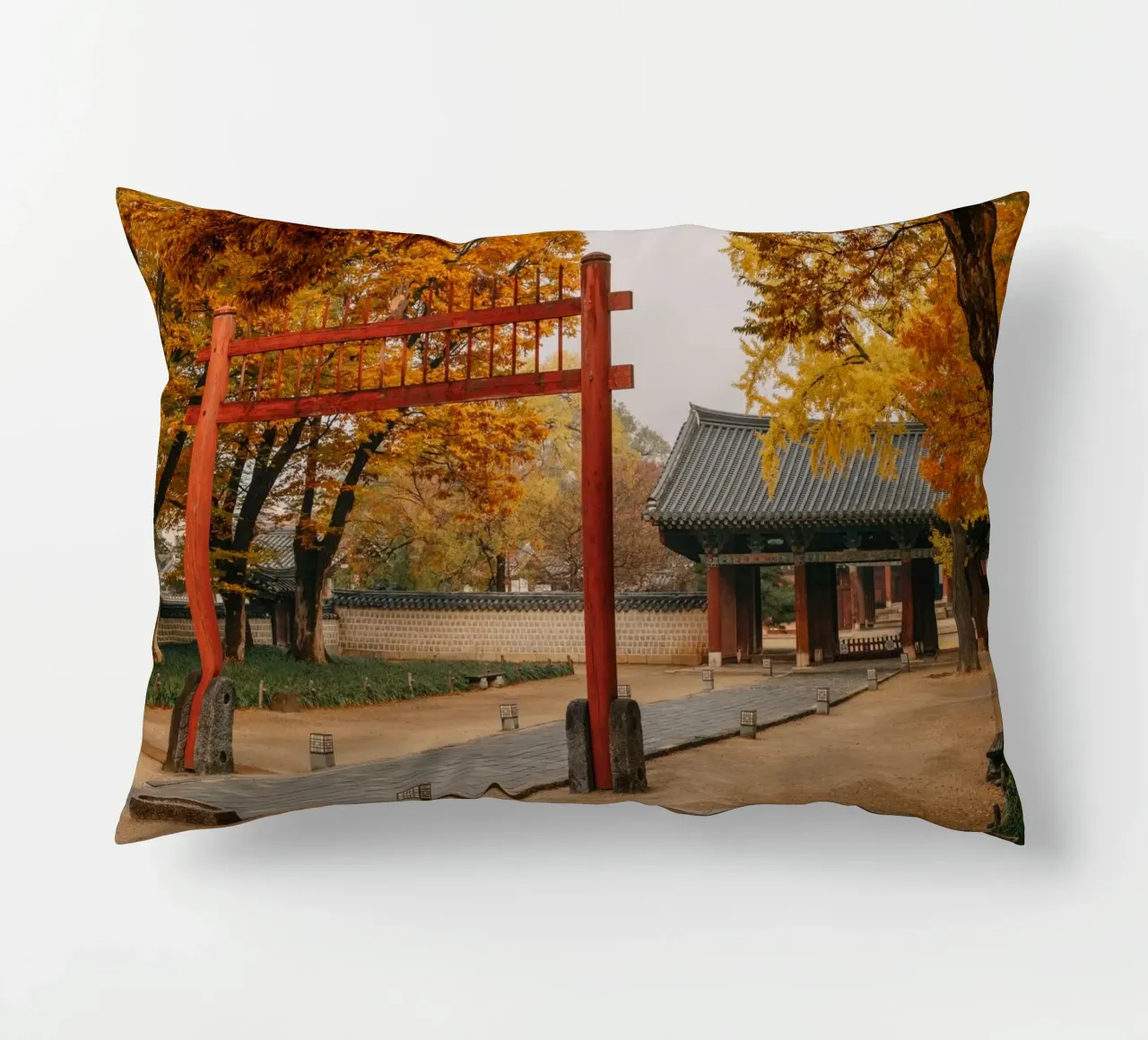 Tempio in autunno a Jeonju, Corea del Sud cuscino da mbgraphx2