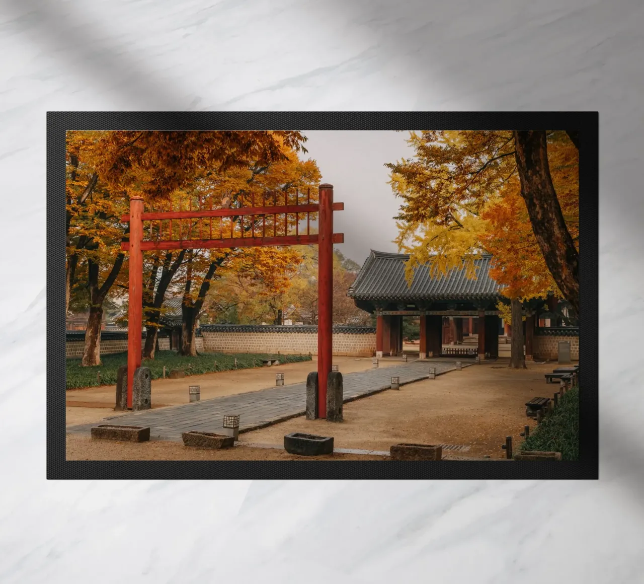 Tempel im Herbst in Jeonju, Südkorea Fußmatte von mbgraphx2