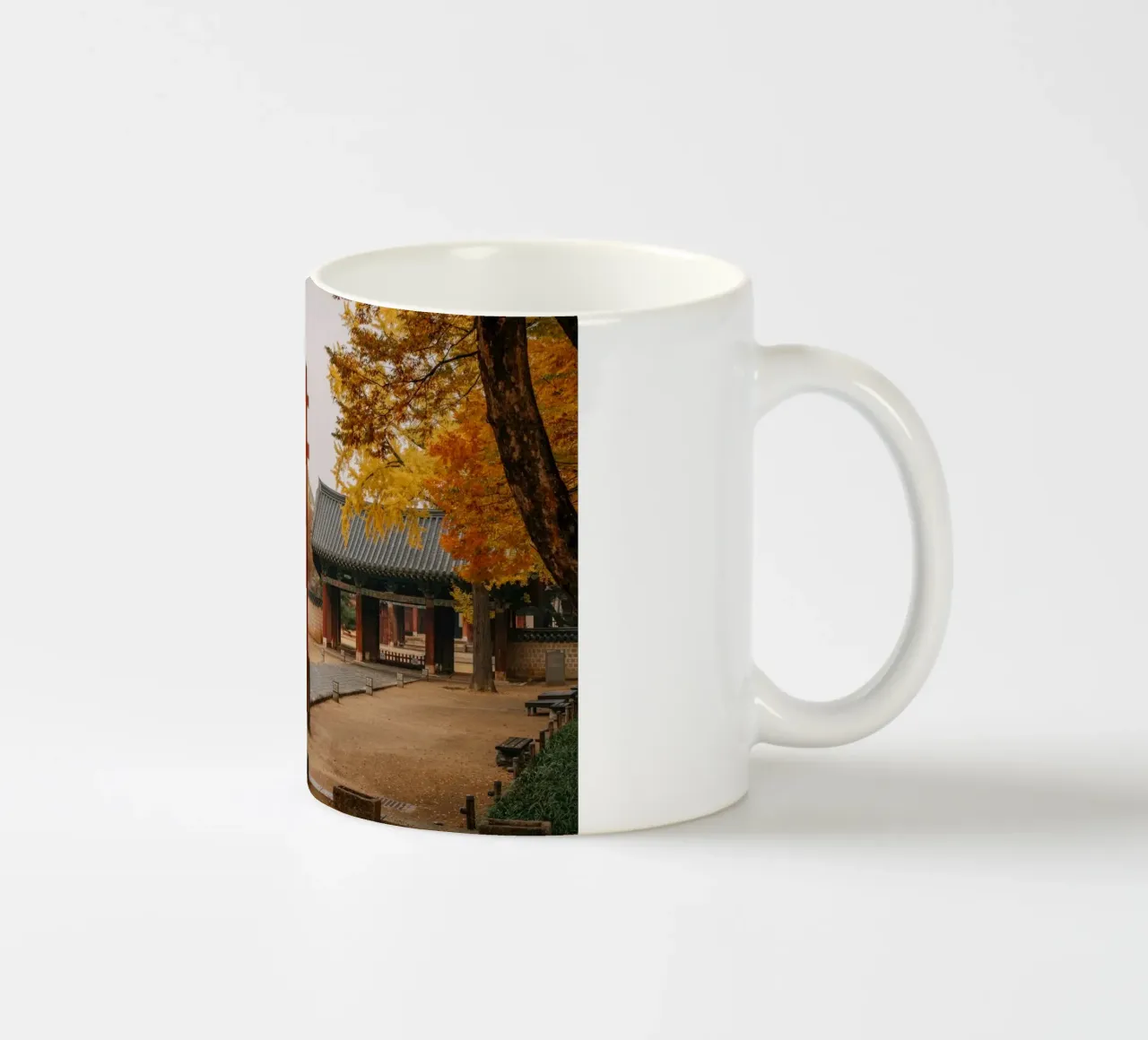 Tempio in autunno a Jeonju, Corea del Sud tazza in ceramica da mbgraphx2