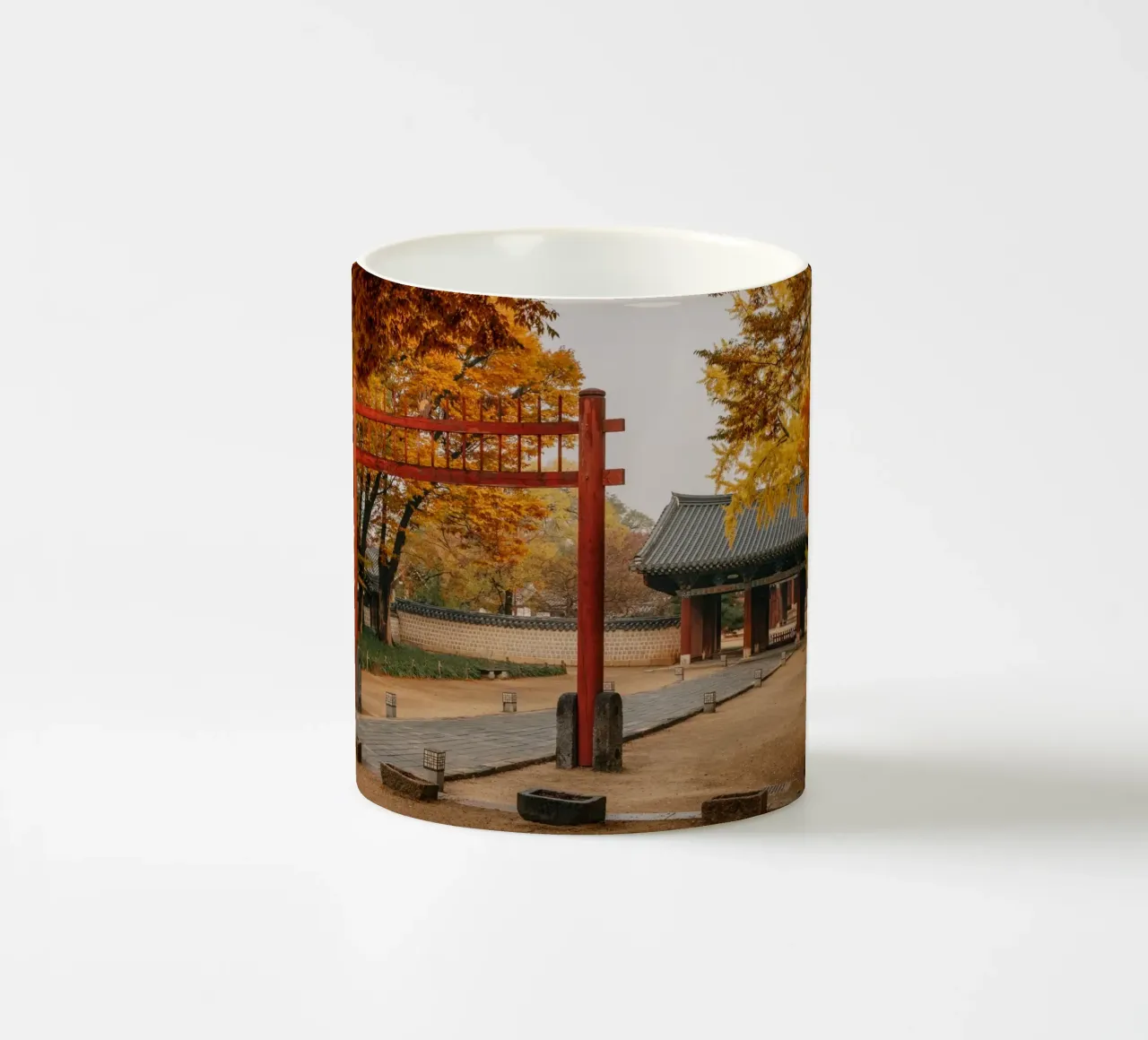 Tempio in autunno a Jeonju, Corea del Sud tazza in ceramica da mbgraphx2