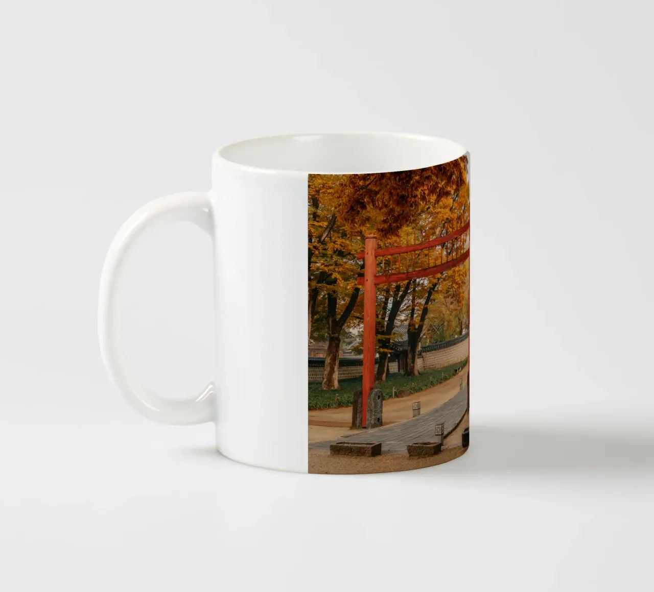 Tempio in autunno a Jeonju, Corea del Sud tazza in ceramica da mbgraphx2