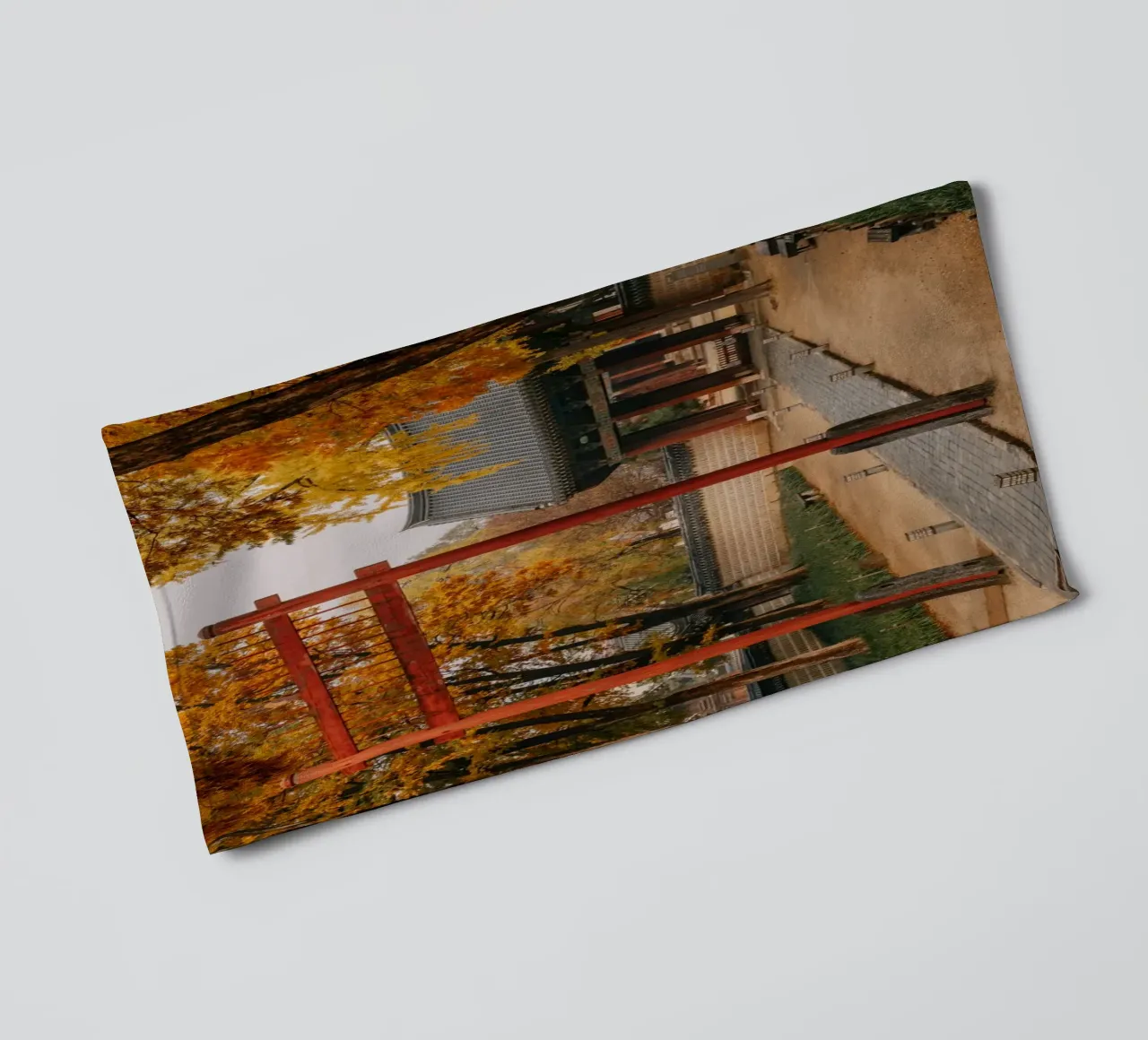 Tempio in autunno a Jeonju, Corea del Sud asciugamano da bagno da mbgraphx2