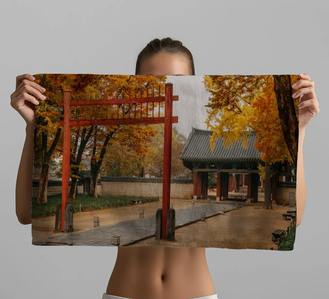 Tempio in autunno a Jeonju, Corea del Sud asciugamano da bagno da mbgraphx2