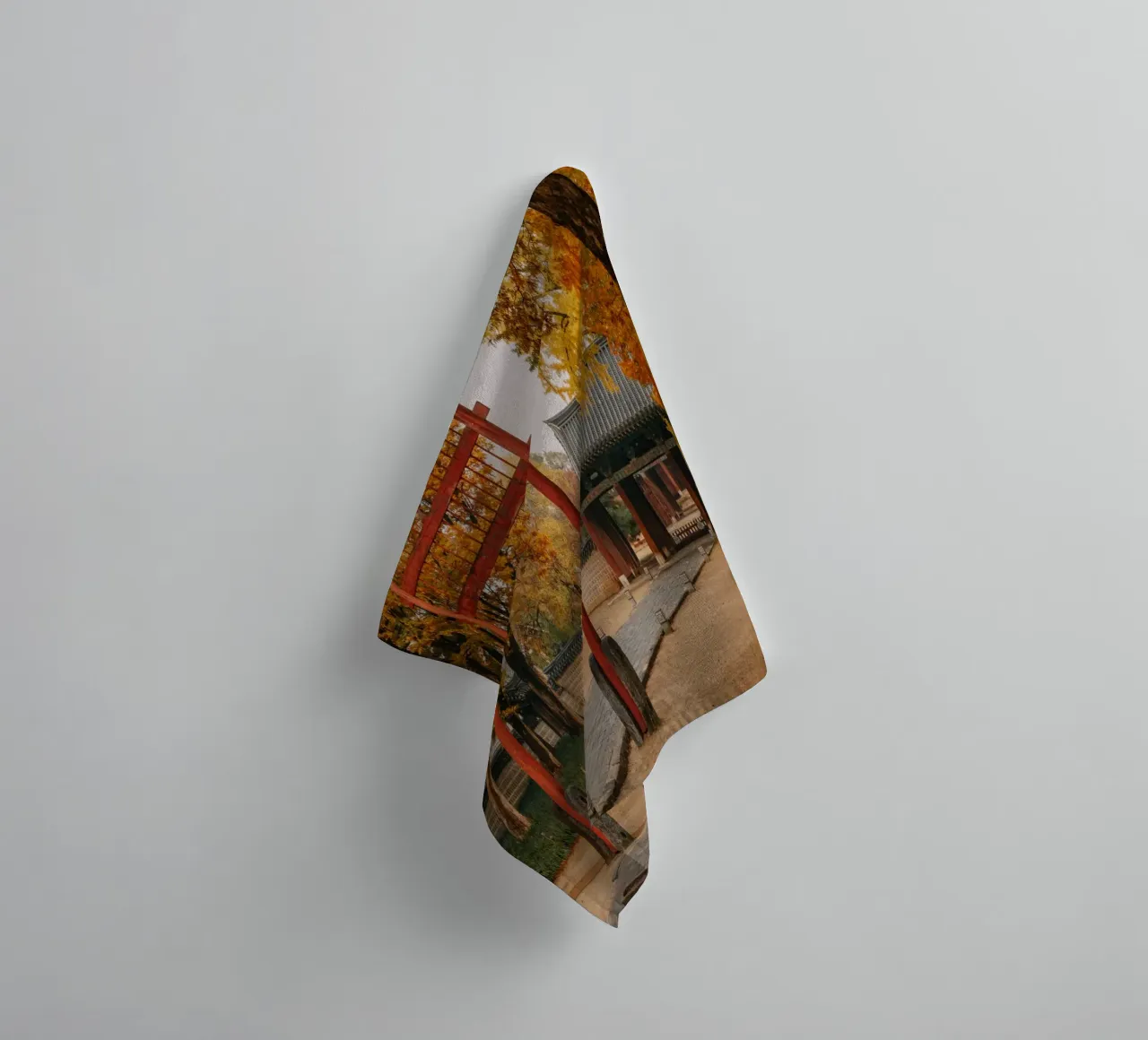 Tempio in autunno a Jeonju, Corea del Sud asciugamano da bagno da mbgraphx2