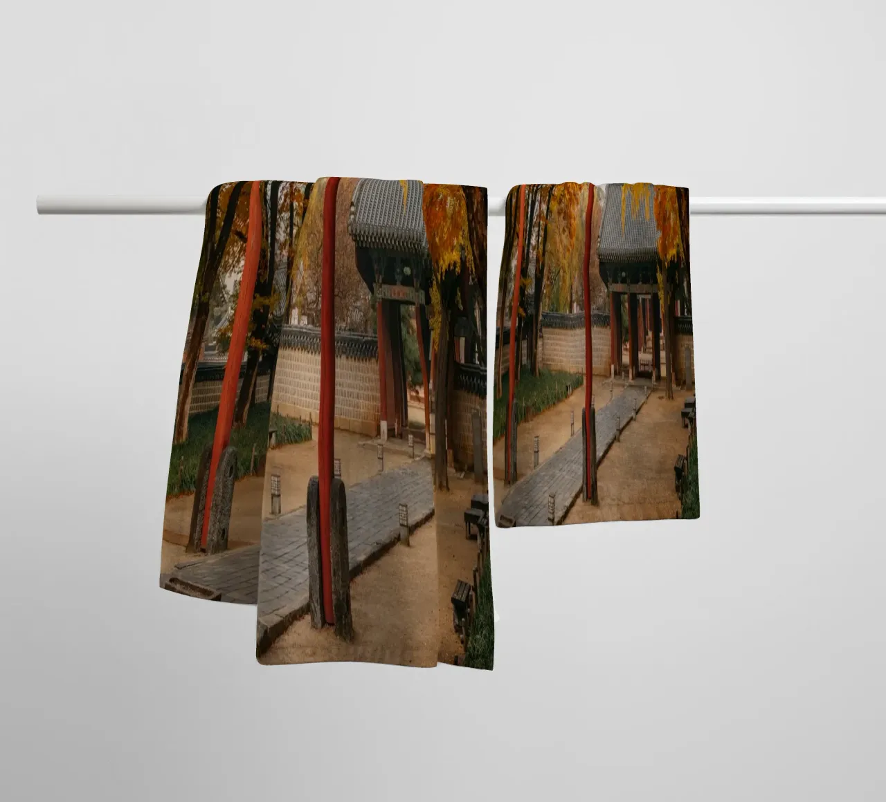 Tempio in autunno a Jeonju, Corea del Sud asciugamano da bagno da mbgraphx2