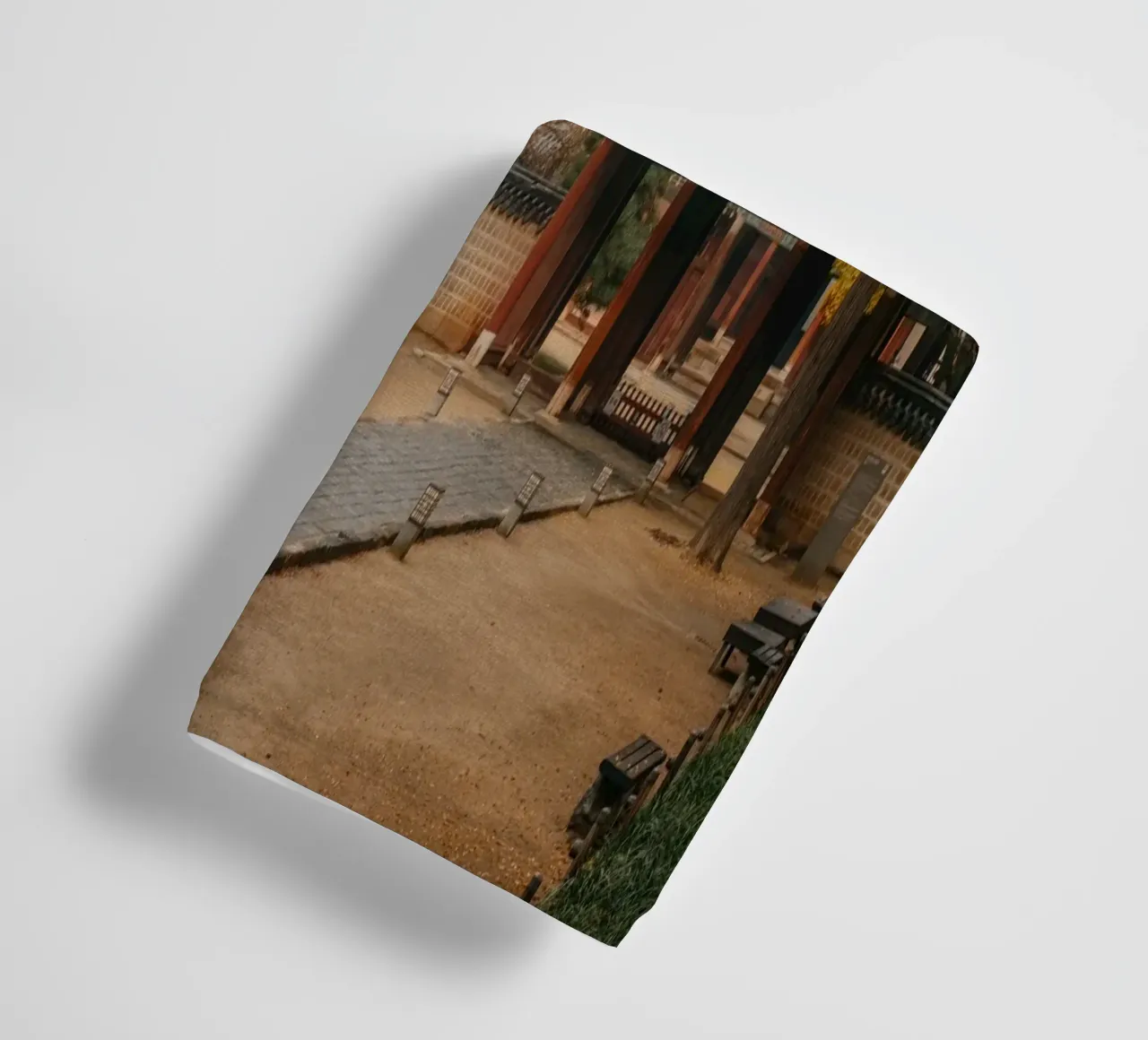 Tempio in autunno a Jeonju, Corea del Sud asciugamano da bagno da mbgraphx2