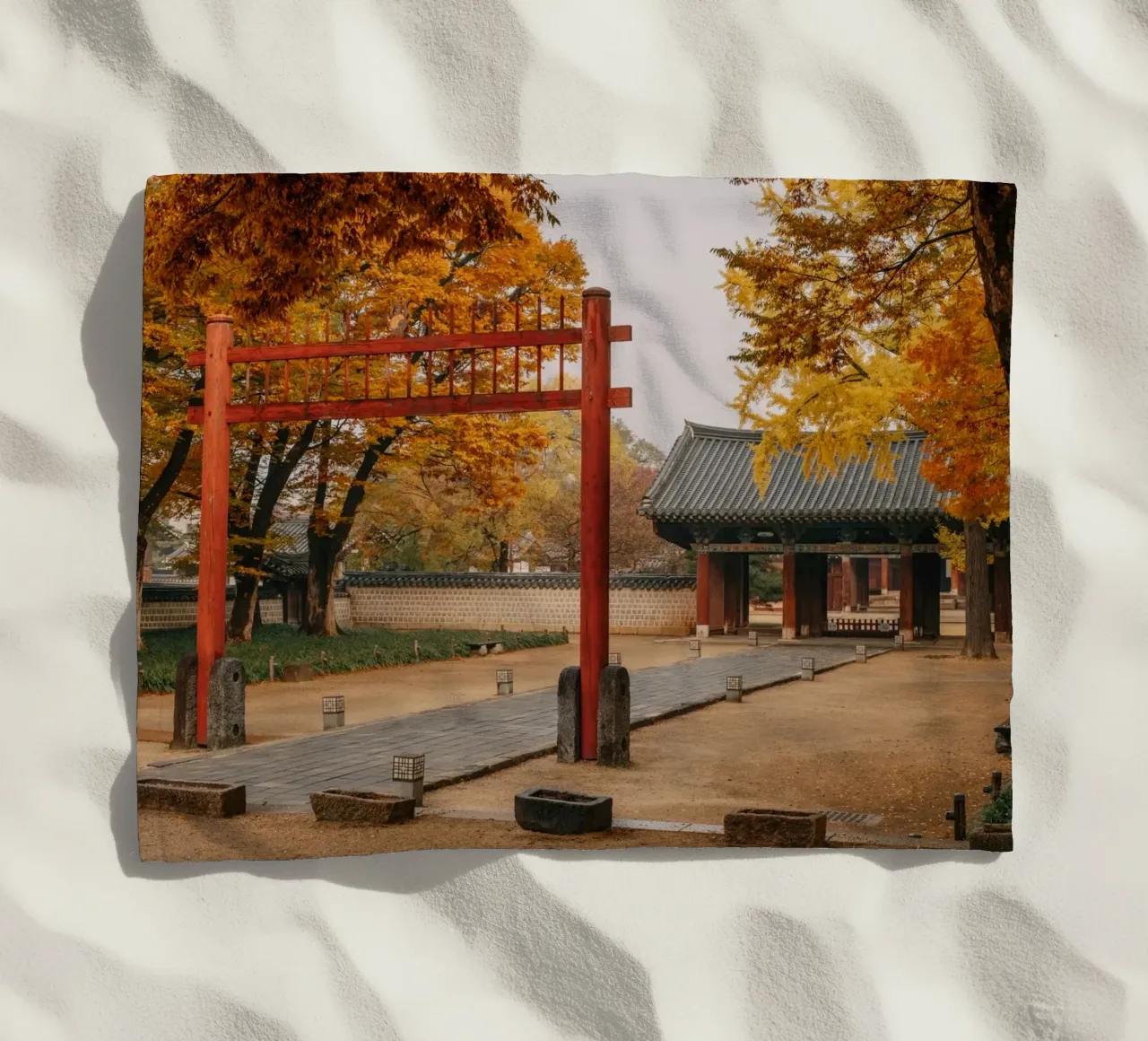 Tempel im Herbst in Jeonju, Südkorea Strandtuch von mbgraphx2