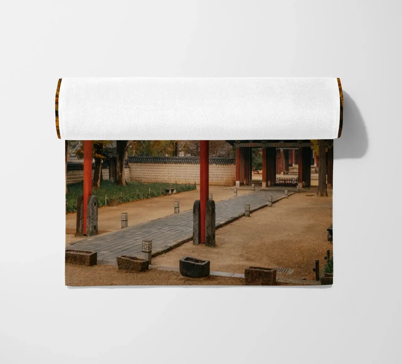 Tempel im Herbst in Jeonju, Südkorea Strandtuch von mbgraphx2