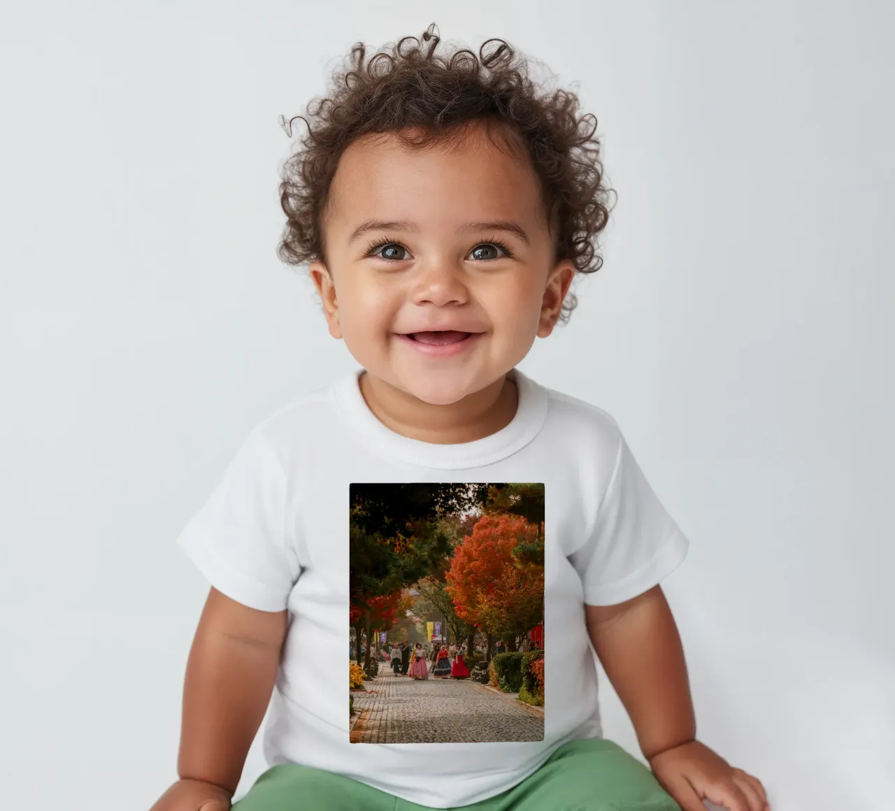 La via dell'autunno a Jeonju, Corea del Sud maglietta neonato da mbgraphx2