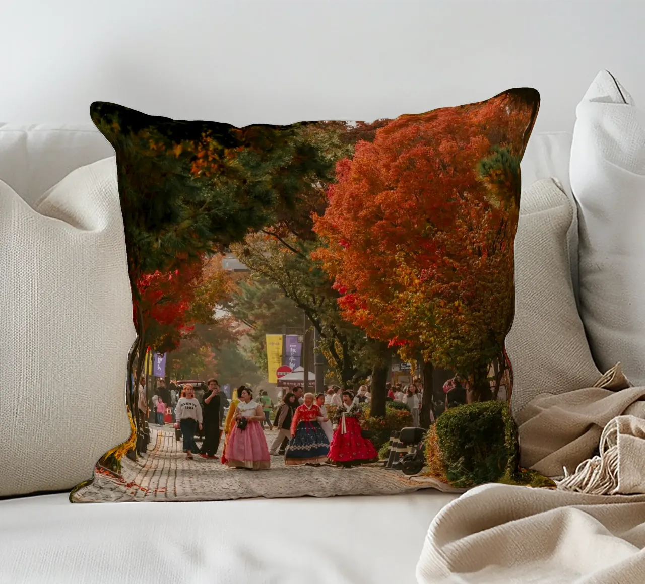 La via dell'autunno a Jeonju, Corea del Sud cuscino da mbgraphx2