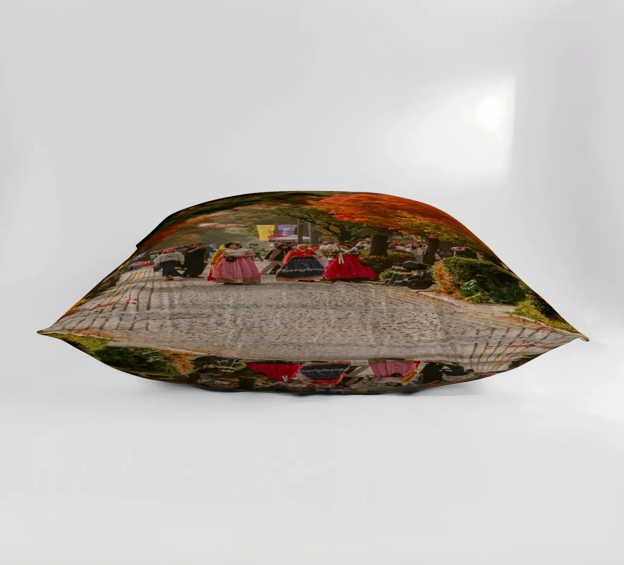 La via dell'autunno a Jeonju, Corea del Sud cuscino da mbgraphx2