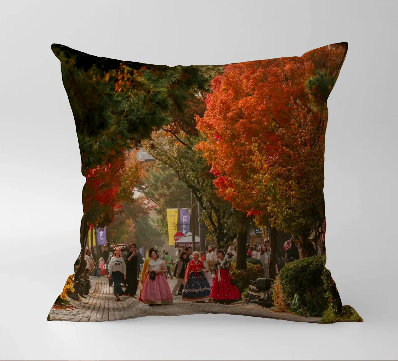 La via dell'autunno a Jeonju, Corea del Sud cuscino da mbgraphx2
