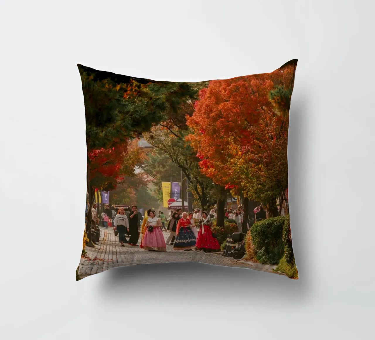 La via dell'autunno a Jeonju, Corea del Sud cuscino da mbgraphx2