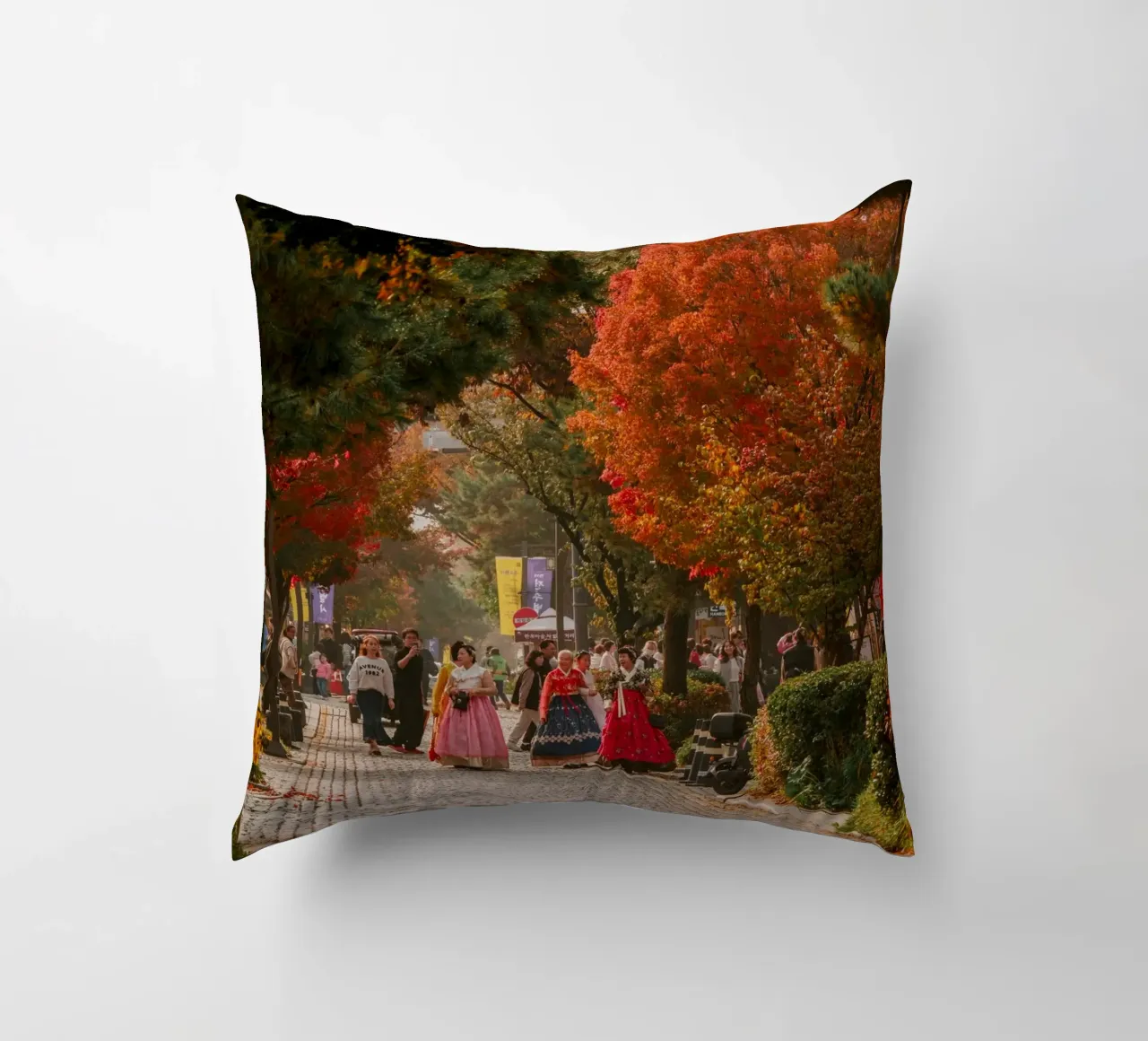 La via dell'autunno a Jeonju, Corea del Sud cuscino da mbgraphx2