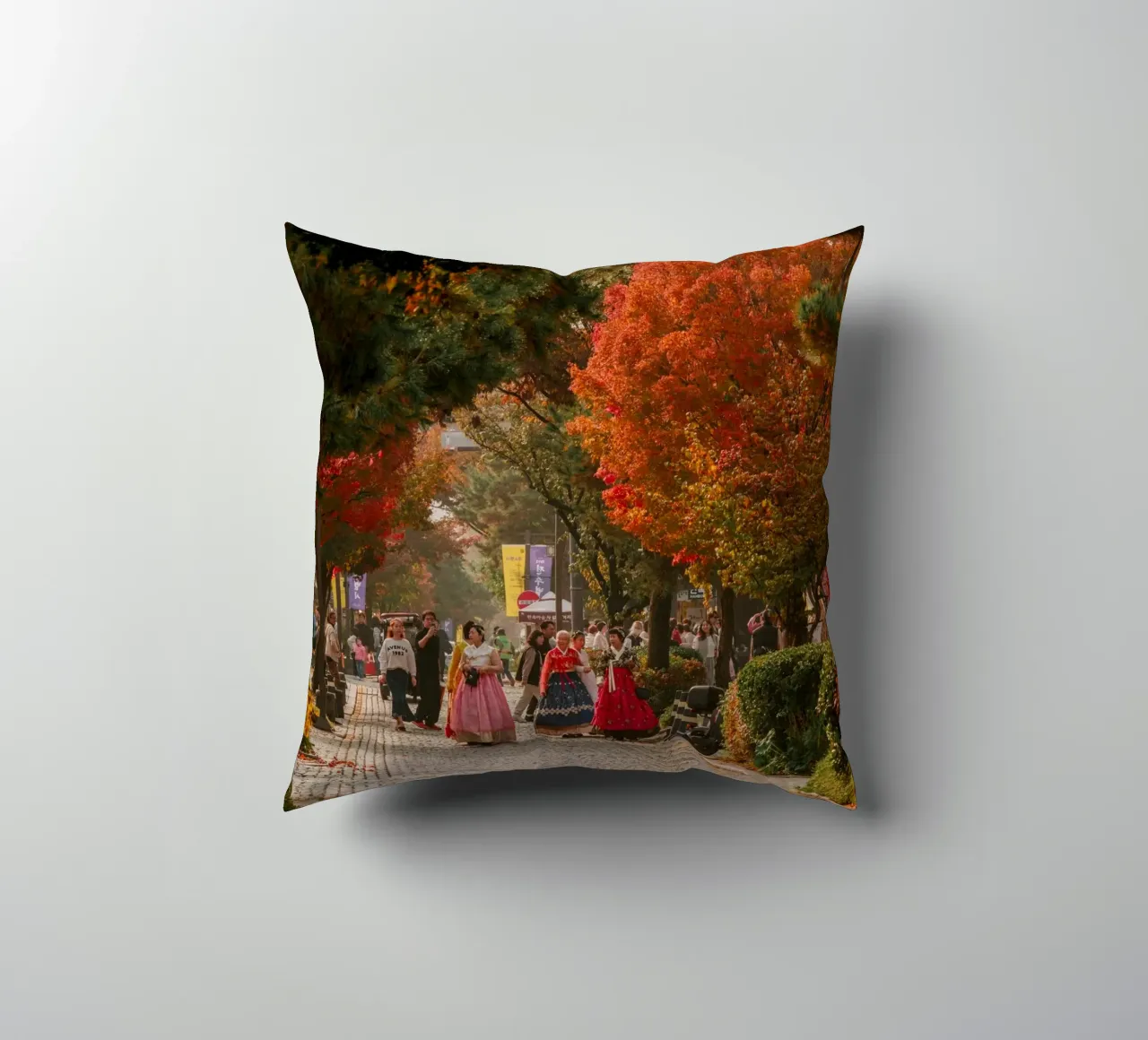 La via dell'autunno a Jeonju, Corea del Sud cuscino da mbgraphx2