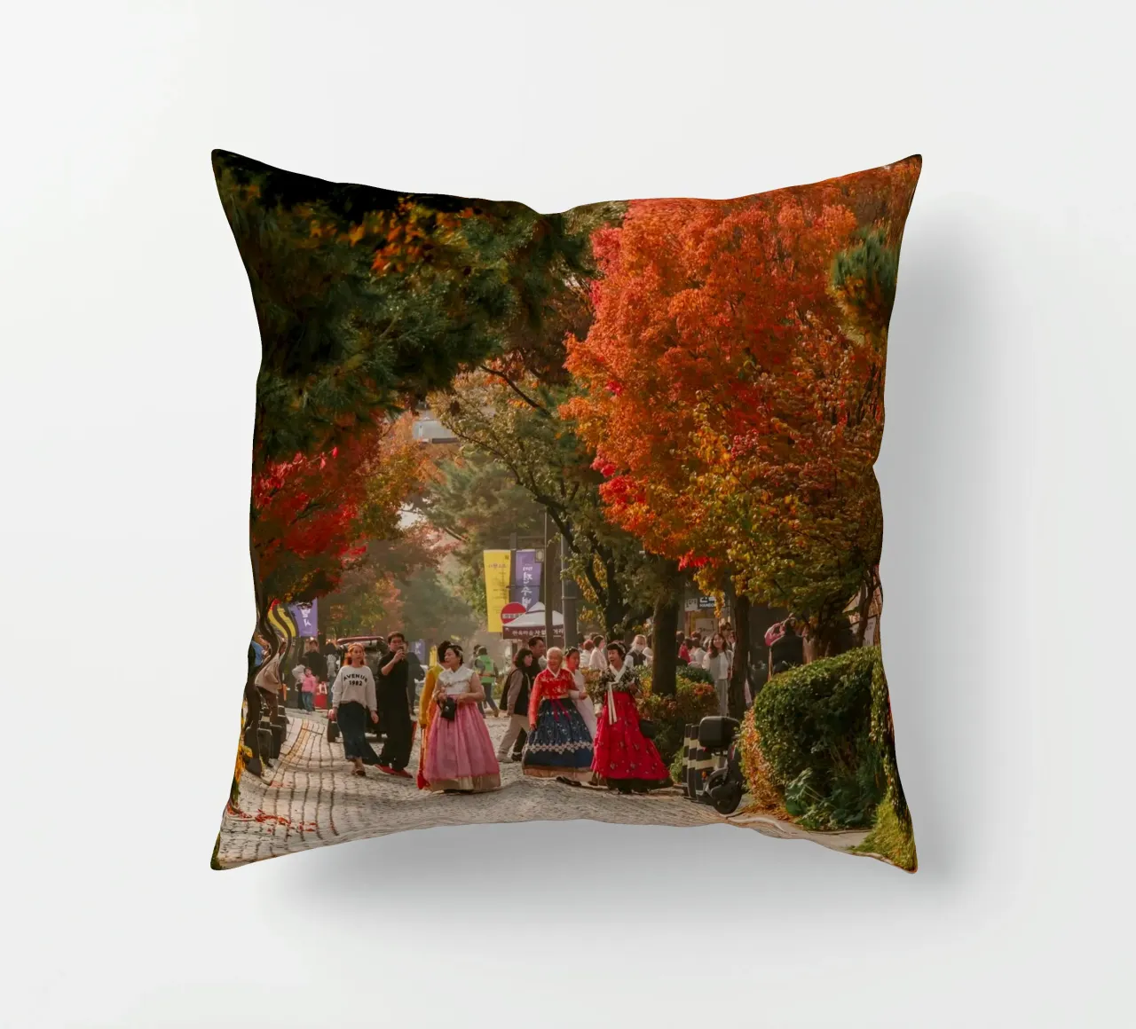 La via dell'autunno a Jeonju, Corea del Sud cuscino da mbgraphx2