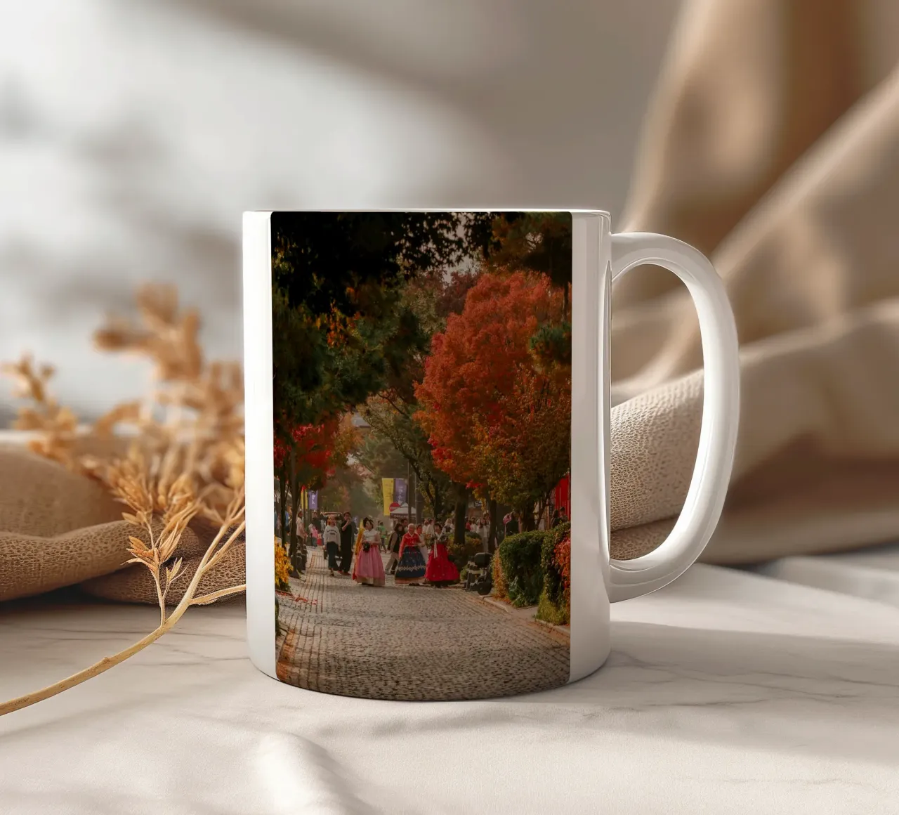 La via dell'autunno a Jeonju, Corea del Sud tazza in ceramica da mbgraphx2