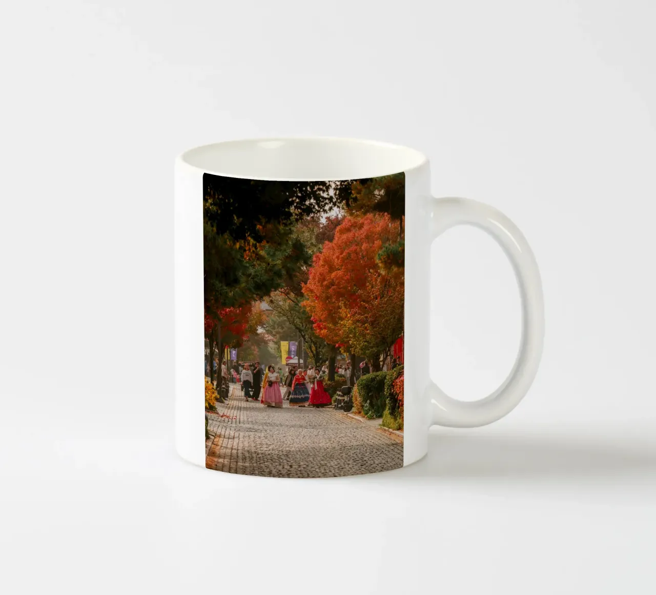 La via dell'autunno a Jeonju, Corea del Sud tazza in ceramica da mbgraphx2