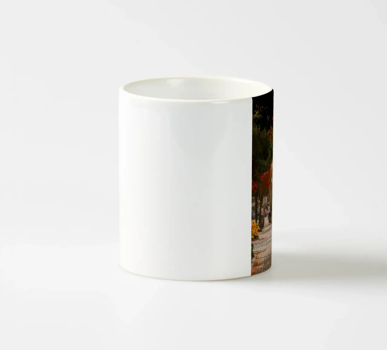 La via dell'autunno a Jeonju, Corea del Sud tazza in ceramica da mbgraphx2