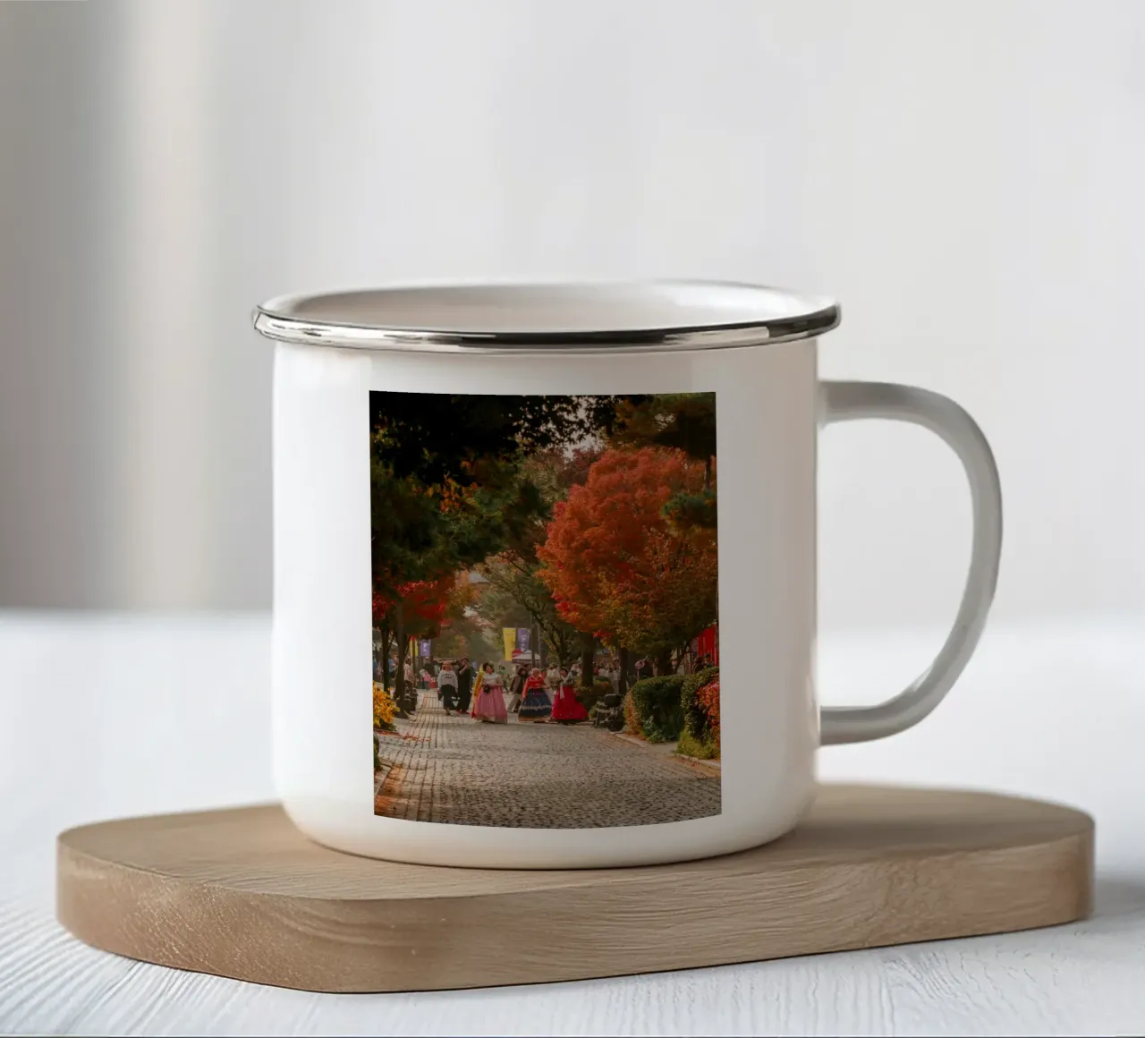 La via dell'autunno a Jeonju, Corea del Sud tazza in smalto da mbgraphx2