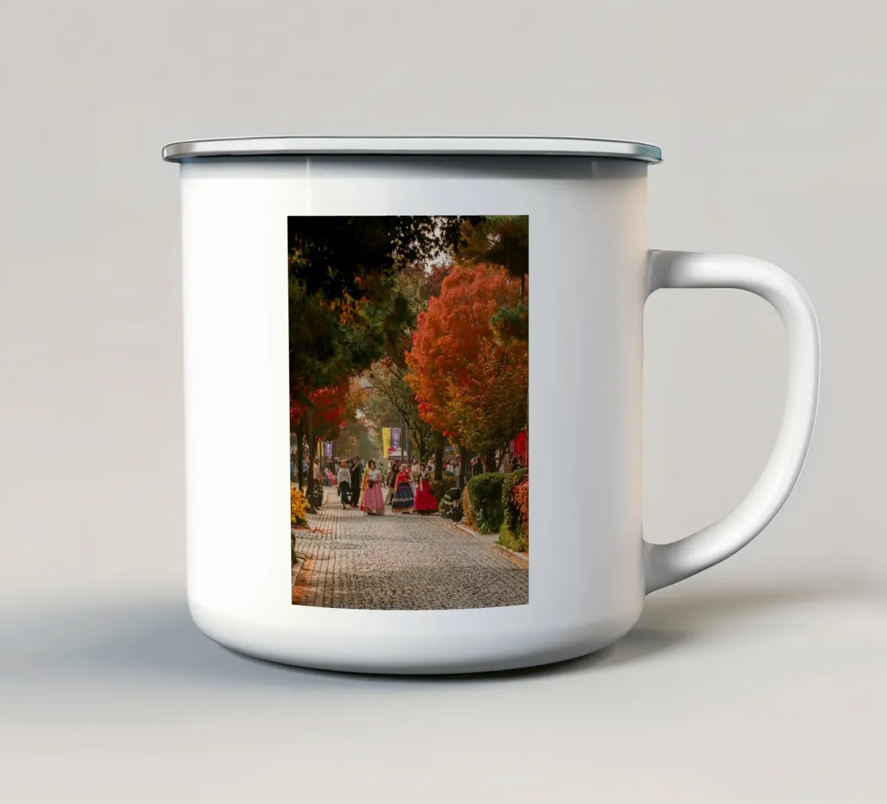 La via dell'autunno a Jeonju, Corea del Sud tazza in smalto da mbgraphx2