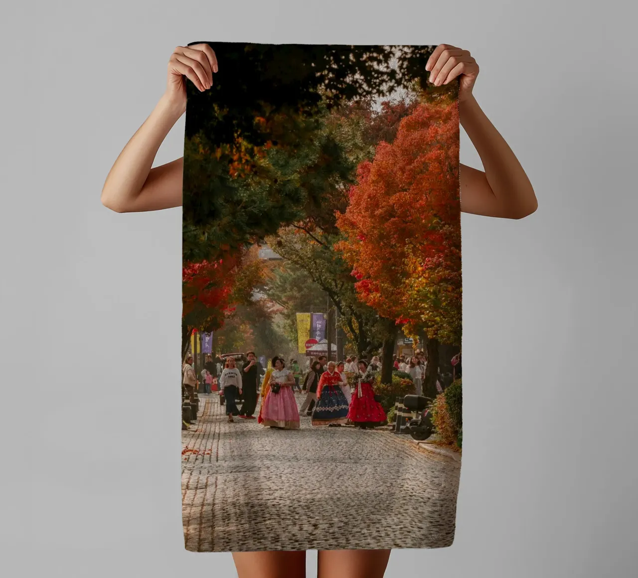 La via dell'autunno a Jeonju, Corea del Sud asciugamano da bagno da mbgraphx2