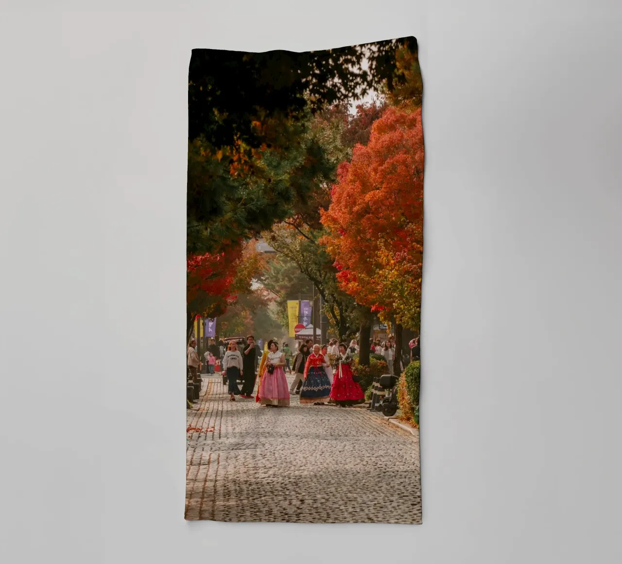 La via dell'autunno a Jeonju, Corea del Sud asciugamano da bagno da mbgraphx2