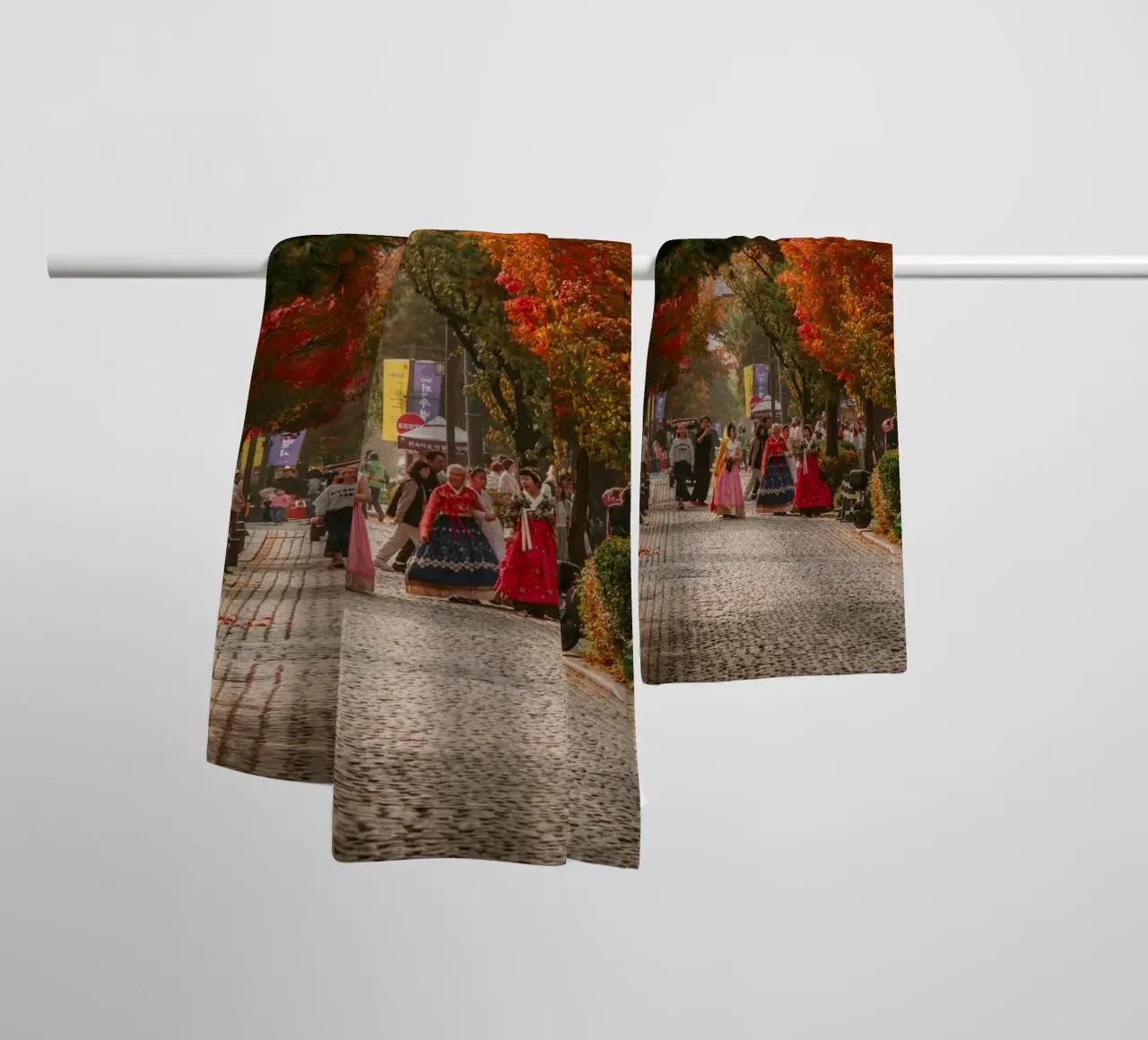 La via dell'autunno a Jeonju, Corea del Sud asciugamano da bagno da mbgraphx2