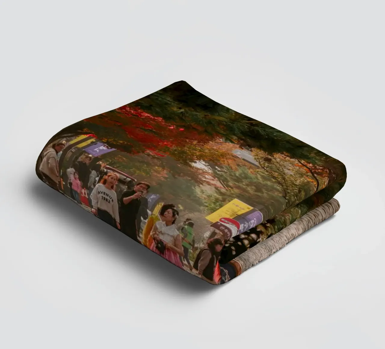 La via dell'autunno a Jeonju, Corea del Sud asciugamano da bagno da mbgraphx2