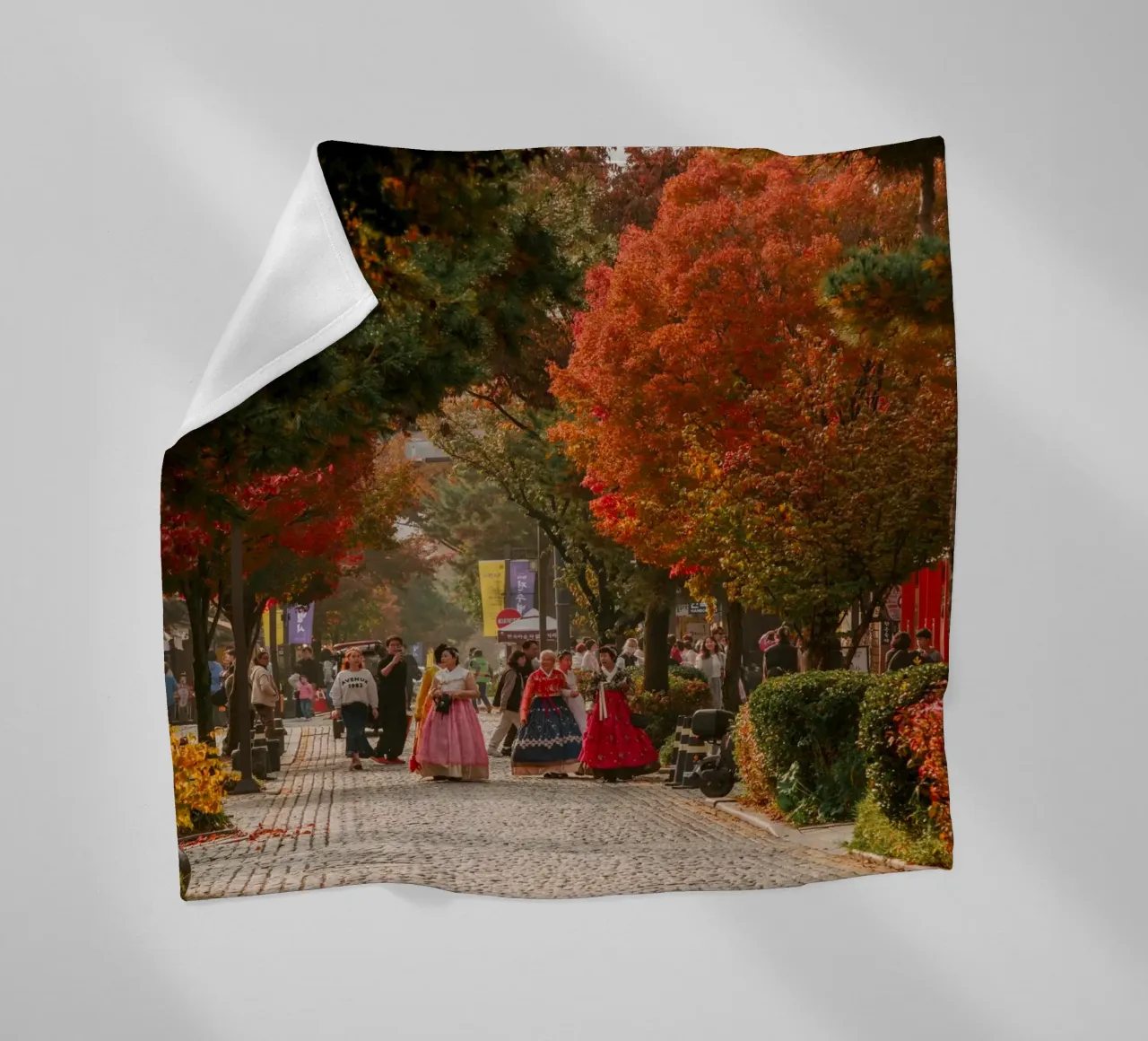 La via dell'autunno a Jeonju, Corea del Sud coperta in pile da mbgraphx2