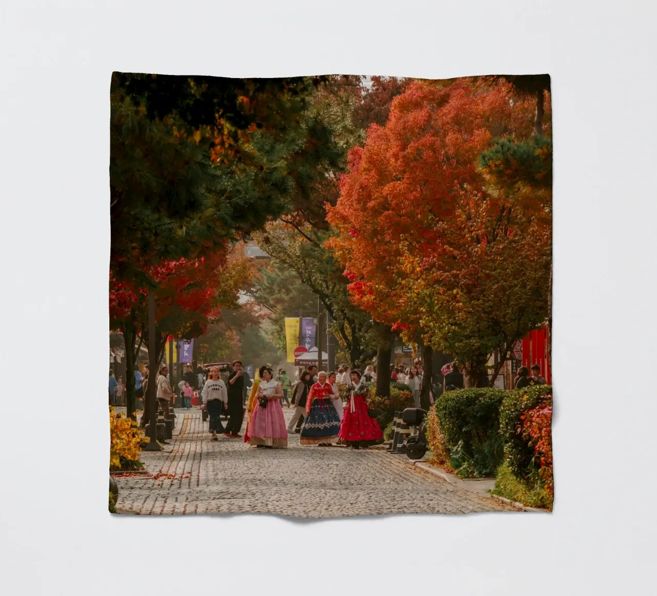 La via dell'autunno a Jeonju, Corea del Sud coperta in pile da mbgraphx2