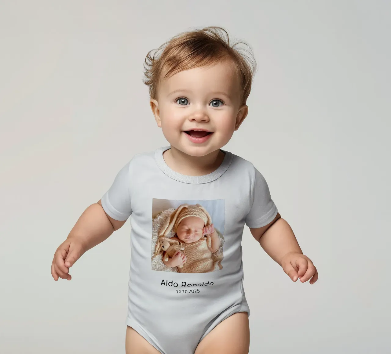 La vostra immagine con un testo a scelta, formato verticale, immagine quadrata body neonato maniche corte da rb-Fotografie