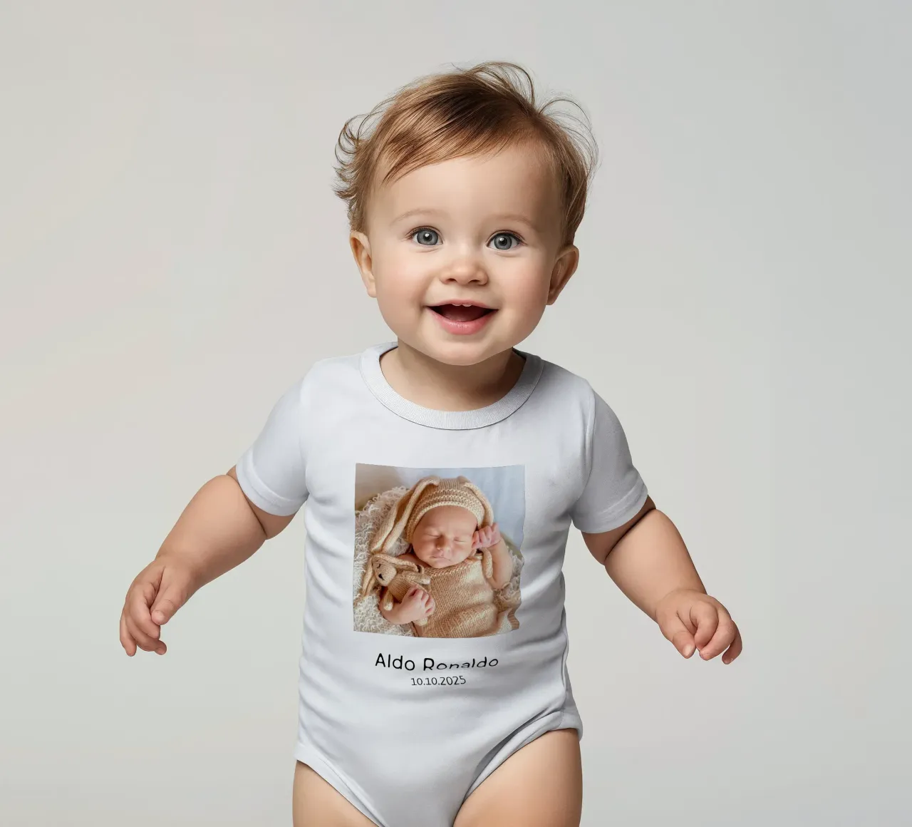 La vostra immagine con un testo a scelta, formato verticale, immagine quadrata body neonato maniche corte da rb-Fotografie