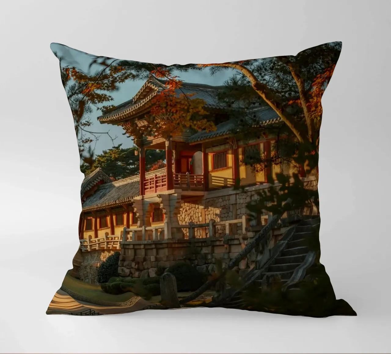 Autunno al tempio Bulguksa di Gyeongju, Corea del Sud cuscino da mbgraphx2